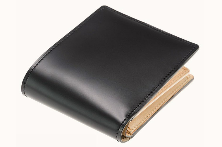 革財布キプリスのコードバン。強く美しい光沢感があり、牛革の3〜5倍の繊維密度をもつ、高強度の馬革。