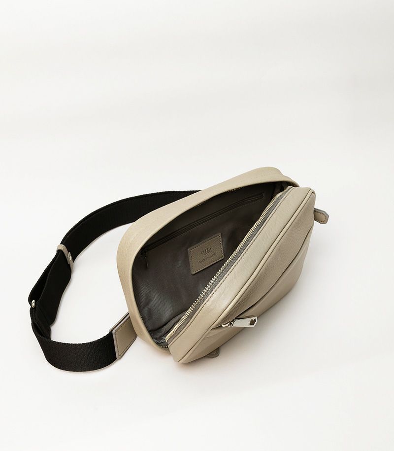 レザーボディバッグ